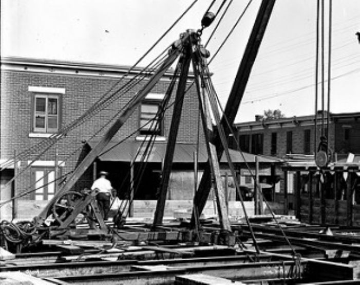 A steam crane in 1913, United States (https://www.flickr.com/photos/rich701/8211798143)